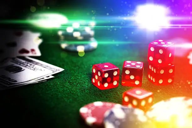 Permainan Teen Patti di meja langsung bosplay dengan kartu dan chip